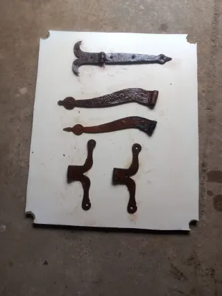 Bisagras antiguas de hierro forjado