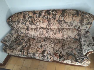 Sofá antiguo floral