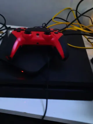 Consola PS4 + Mando Rojo