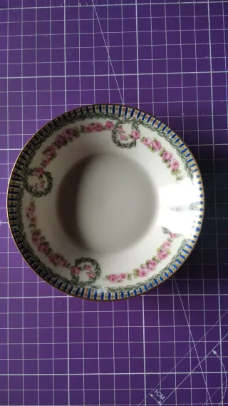 Tazas de porcelana con flores y oro