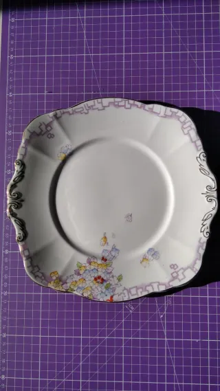 Tazas de porcelana con flores y oro