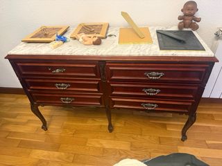 Habitación completa con cama, mesillas y comoda