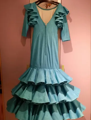 Traje de flamenca azul con volantes