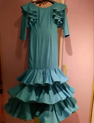 Traje de flamenca azul con volantes