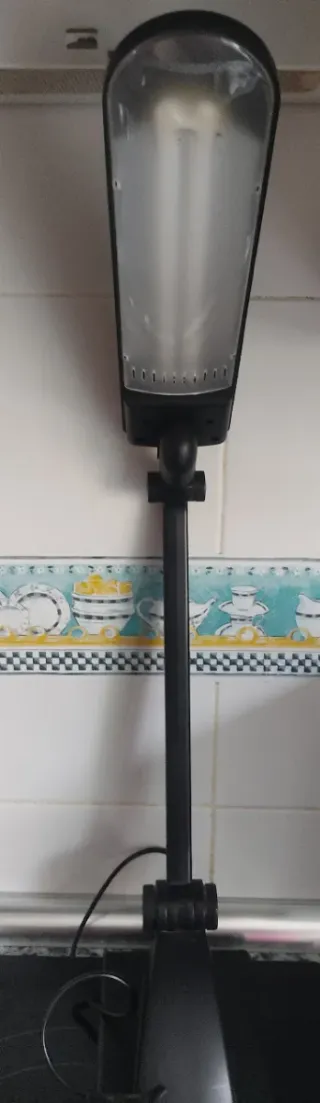 Lámpara flexo negra de plástico