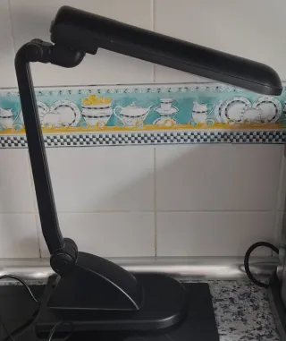 Lámpara flexo negra de plástico