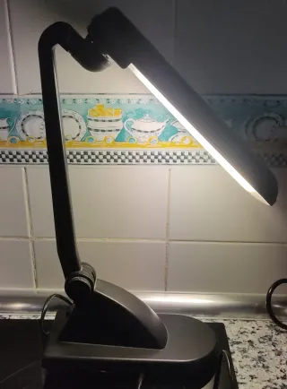 Lámpara flexo negra de plástico