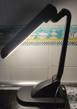 Lámpara flexo negra de plástico