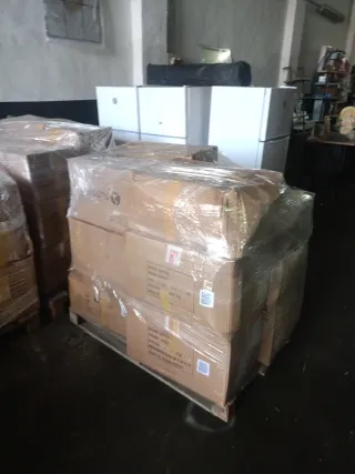 Palets de bazar con muchas piezas