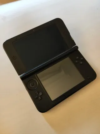Nintendo 3DS XL Negra + Cargador Original