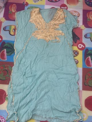 Hermoso kaftán árabe turquesa con bordado dorado