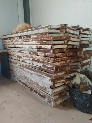 Tabicas metálicas apiladas