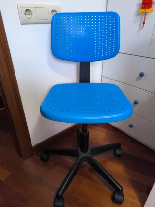 Silla de estudio azul con ruedas y elevación a gas