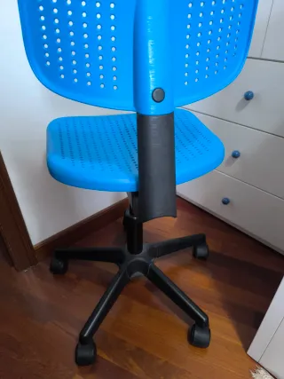 Silla de estudio azul con ruedas y elevación a gas