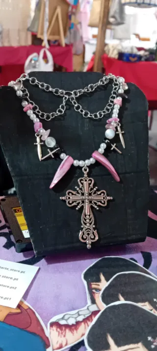 Lote Colar com Cruz e Pedras Rosa e Prata
