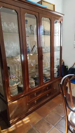 La vitrina clásica madera maciza.