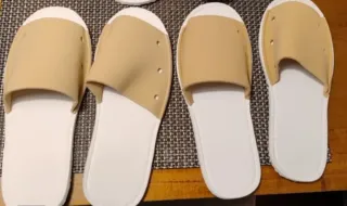 2 pares chanclas beige y blancas.