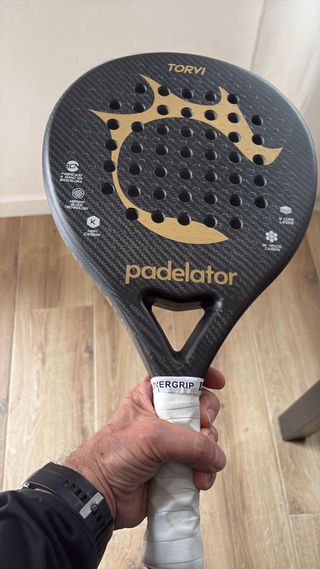 Pala Padelator Torvi Negra y Dorada