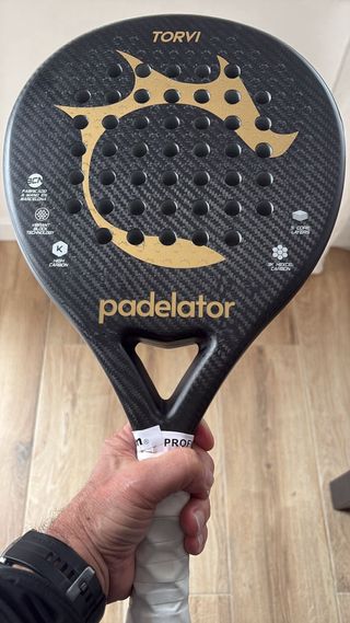 Pala Padelator Torvi Negra y Dorada
