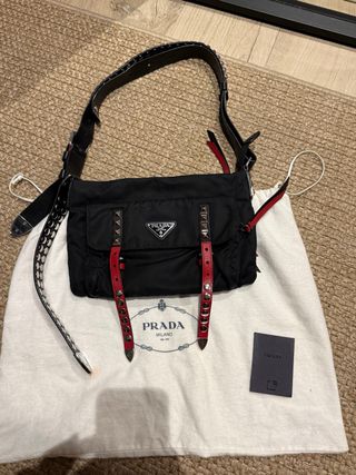 Bolso Prada Negro con Detalles Rojos y Tachuelas