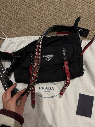 Bolso Prada Negro con Detalles Rojos y Tachuelas