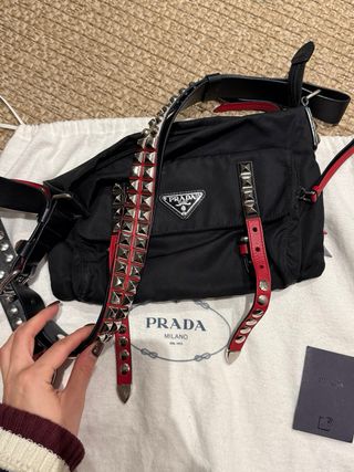 Bolso Prada Negro con Detalles Rojos y Tachuelas