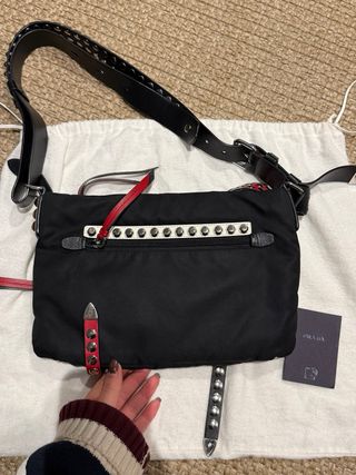Bolso Prada Negro con Detalles Rojos y Tachuelas