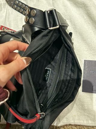 Bolso Prada Negro con Detalles Rojos y Tachuelas