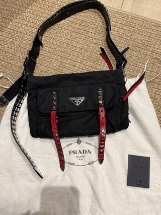 Bolso Prada Negro con Detalles Rojos y Tachuelas