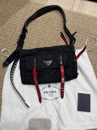 Bolso Prada Negro con Detalles Rojos y Tachuelas