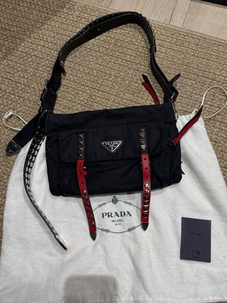Bolso Prada Negro con Detalles Rojos y Tachuelas
