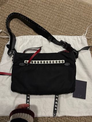 Bolso Prada Negro con Detalles Rojos y Tachuelas