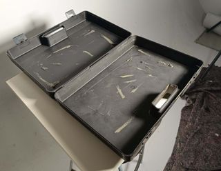 Maletín de plástico negro