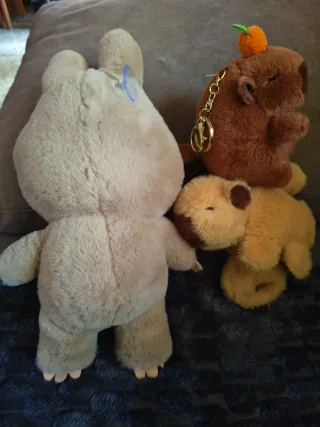 Peluche Capibara con Guitarra y Llavero y muñeca