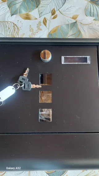 Cassetta Postale Nera con Chiavi