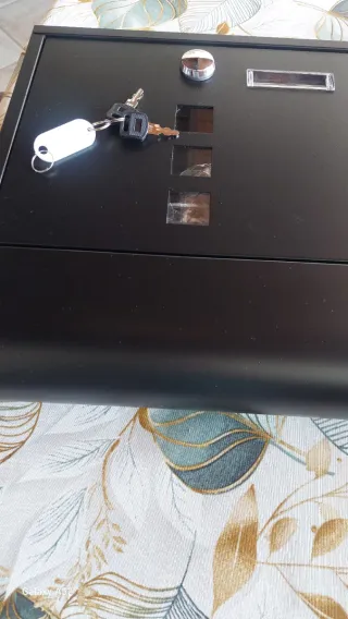 Cassetta Postale Nera con Chiavi