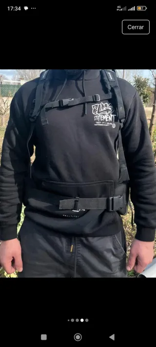 Mochila de camping gris y naranja