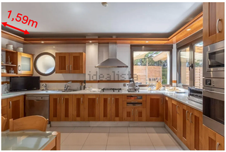 Cocina de madera maciza y mármol