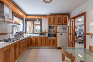 Cocina de madera maciza y mármol