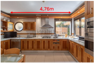 Cocina de madera maciza y mármol