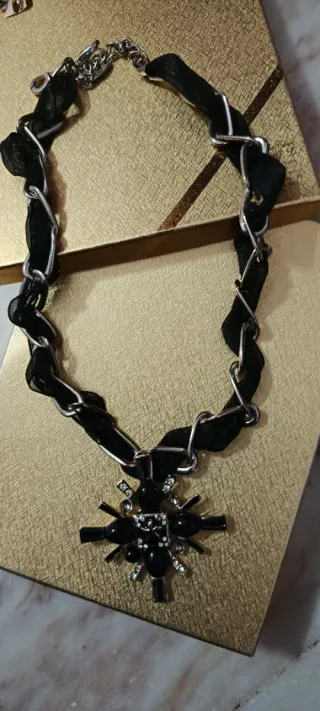 Gargantilla negra con colgante de strass