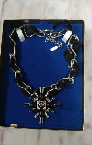 Gargantilla negra con colgante de strass