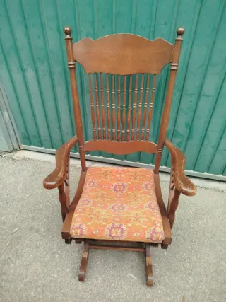 Mecedora antigua de madera
