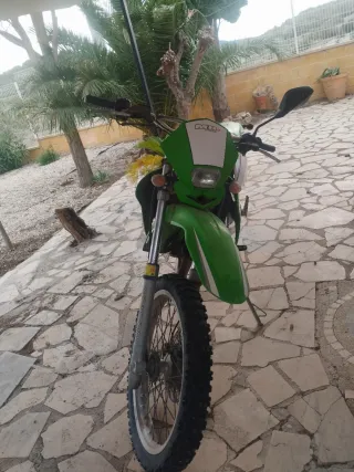 Moto Enduro/Motocross Verde y Blanca