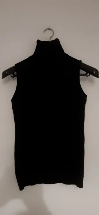 Jersey cuello alto sin mangas negro