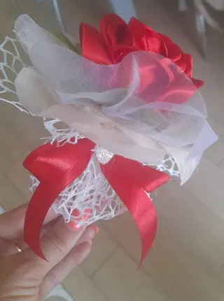 Fiore in raso fatti a mano