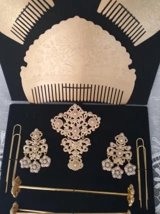 LOTE Aderezo y Peinetas dorado