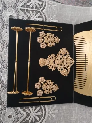 LOTE Aderezo y Peinetas dorado
