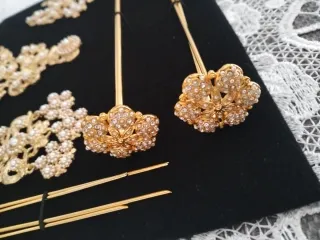 LOTE Aderezo y Peinetas dorado