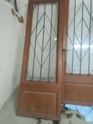 Puerta Madera y Hierro con Reja  y cristal .